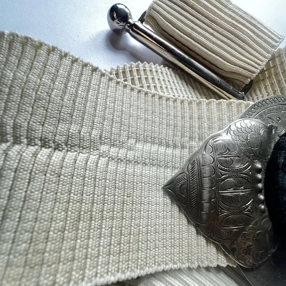 Vintage eggshell and etched silver/black fashion belt. - Picture 15 of 15